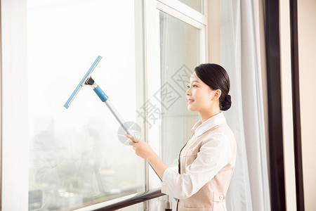 酒店管理清洁员擦玻璃背景图片