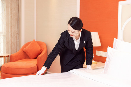 酒店服务贴身管家整理床铺图片