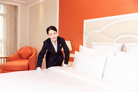 酒店服务贴身管家整理床铺背景图片