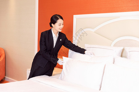 酒店服务贴身管家整理枕头图片