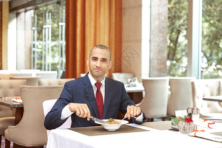 外国人酒店餐厅用餐背景图片