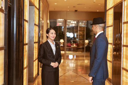 外国管家酒店服务贴身管家接待外国客人背景