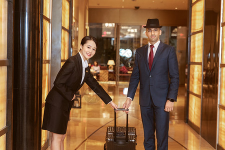 酒店服务贴身管家帮外国客人拿行李高清图片