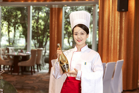 酒店服务餐厅厨师拿着香槟酒图片
