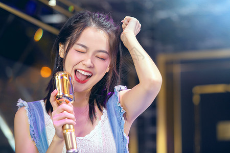亚洲音乐年轻美女在KTV唱歌背景