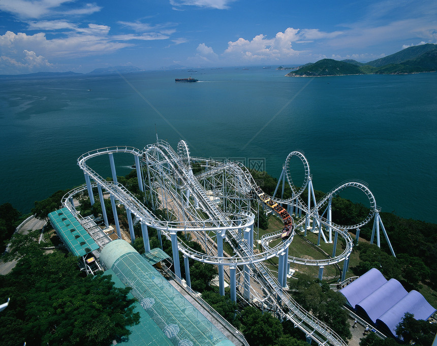 海边的香港海洋公园过山车俯拍图片