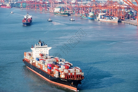 行程介绍厦门海天码头刚出港口的货轮背景