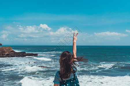巴厘岛海神庙景区女孩背影高清图片