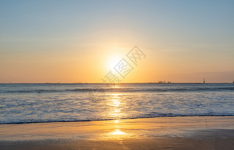 巴厘岛金巴兰海滩的日落美景背景