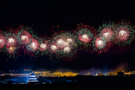 国庆节北京天坛的烟花背景图片