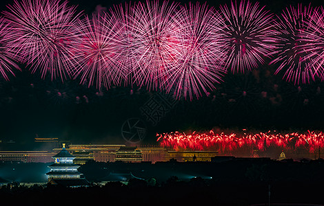 北京天坛的美丽烟花背景图片