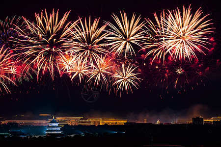 建国70周年建国庆祝北京天坛的烟花灿烂背景