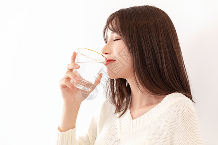 女性端着杯子喝水背景