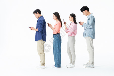 年轻人排队等待玩手机图片