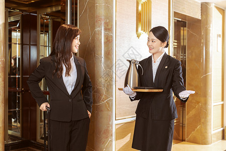 带领酒店服务贴身管家接待客人背景