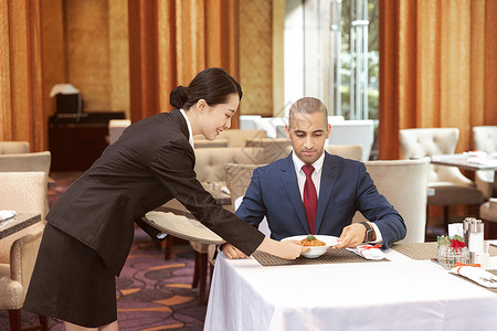 酒店服务餐厅服务员给客人上菜高清图片