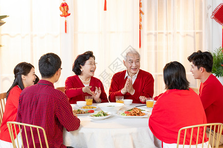 新年一家人在一起吃年夜饭图片