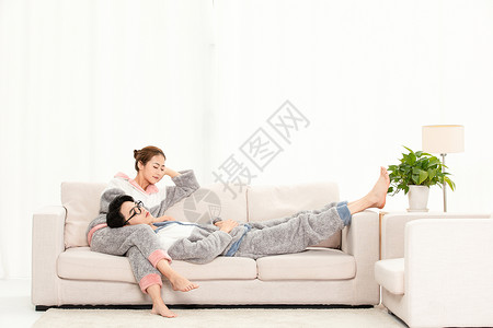 冬季青年夫妻家庭生活图片