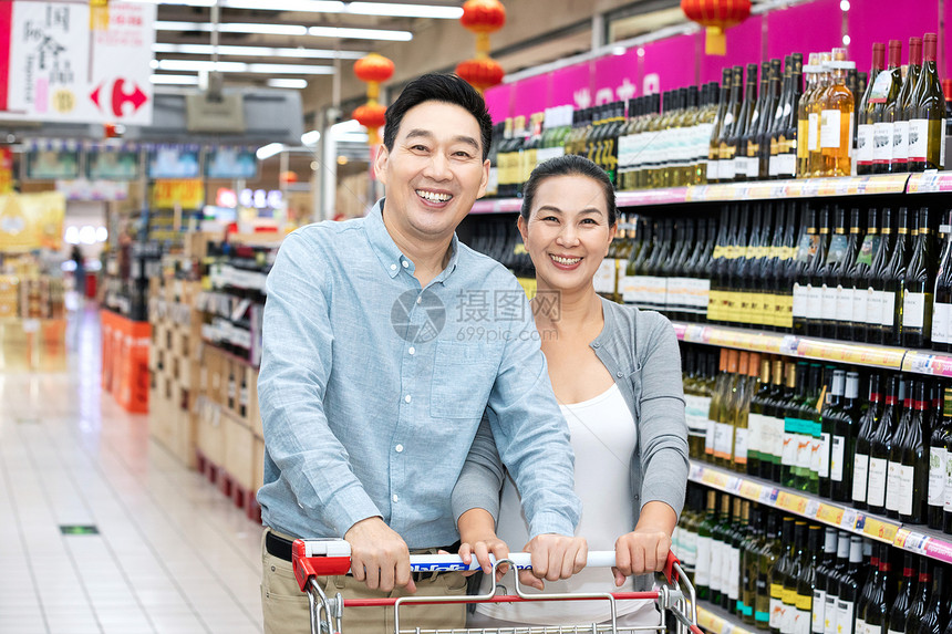 中年夫妻逛超市购物图片