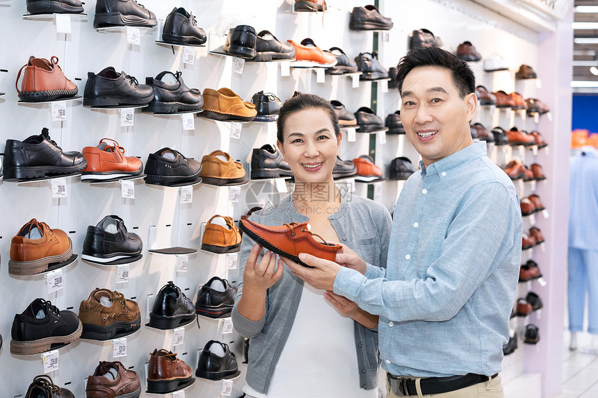 中年夫妻商场选购皮鞋图片