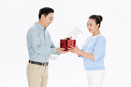 中年夫妇送礼物盒高清图片