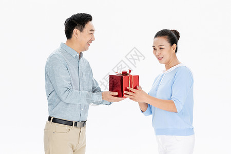 中年夫妇送礼物盒图片