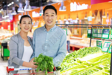 中年夫妇超市选购蔬菜图片