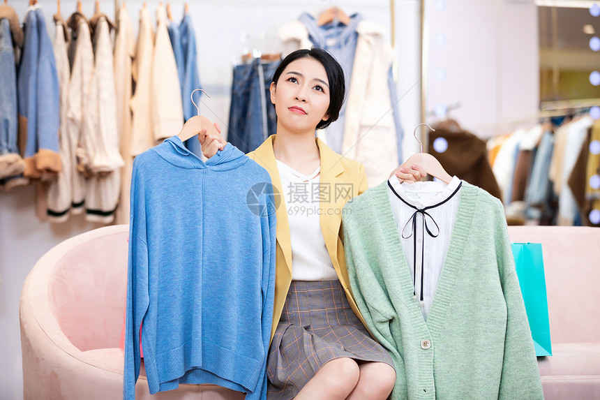 美女商场购物买衣服图片