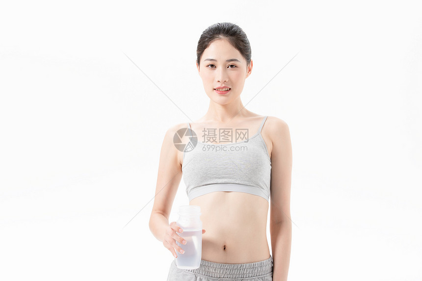 年轻女性运动健身喝水图片