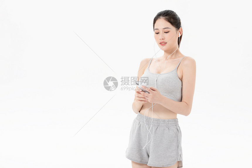 运动女性休息听音乐图片