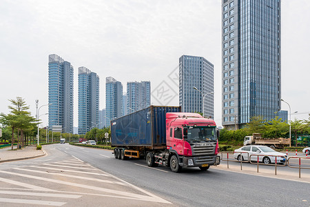 公路上的车公路上行驶的货车背景