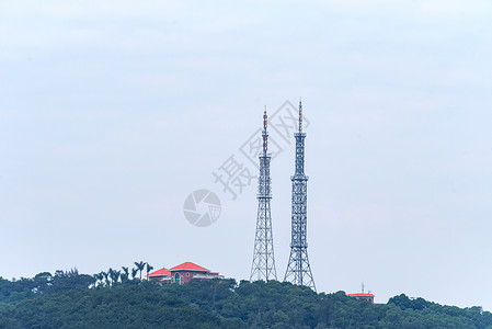 雷达基站楼顶上的信号基站台背景