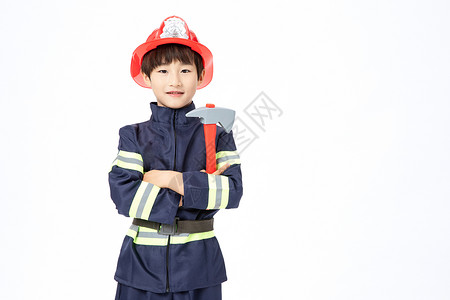 小小消防员拿着消防斧背景图片