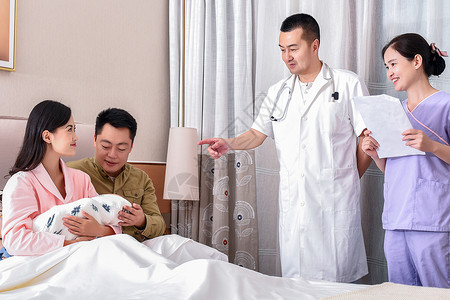 医护人员看望新生儿父母图片