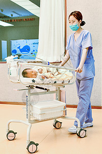 医护人员和推车里的婴儿高清图片