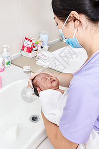 婴儿洗头护士给宝宝洗头背景