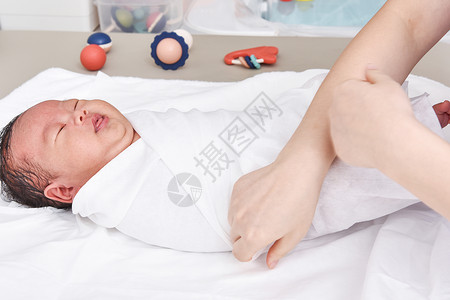给婴儿包被新生儿婴儿被高清图片