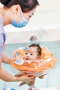 带着游泳圈洗澡的婴儿背景图片