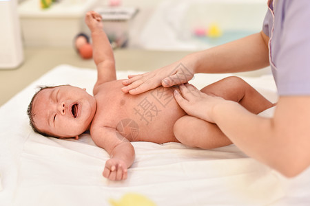 婴幼儿店护士给新生儿按摩背景