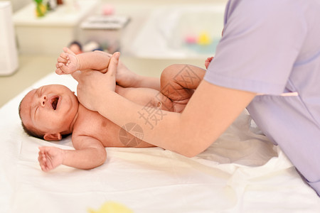 新生见面会护士给新生儿按摩背景