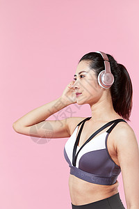 健身女性戴耳机图片