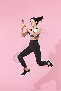 健身女性看手机图片