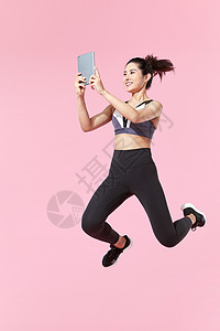 健身女性看平板背景图片