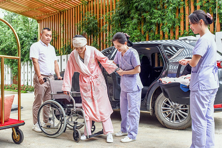 护士搀扶着产妇坐轮椅图片