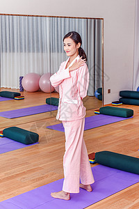 健身房产妇拉伸锻炼身体图片