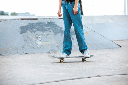 玩滑板的少年背景图片