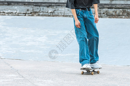 玩滑板的少年高清图片