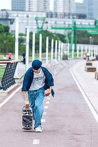 玩滑板的男性形象背景图片