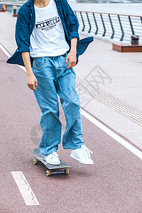 玩滑板的男性形象背景图片