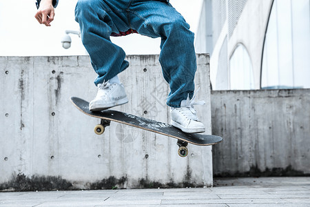 街头自由少年玩滑板背景